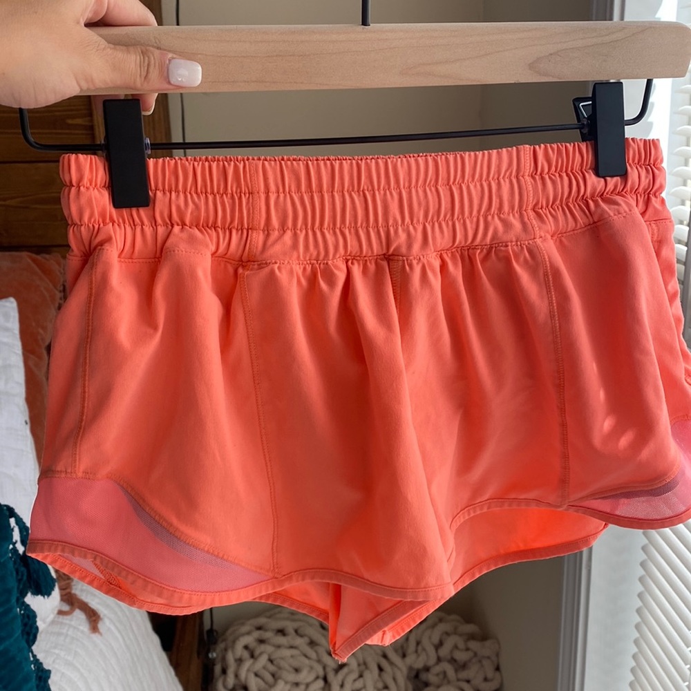 Lululemon Hotty Hot 2 1/2 inch Size 4